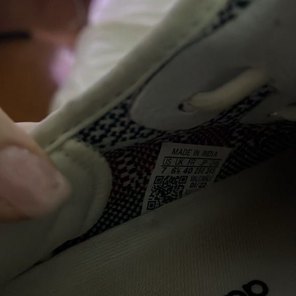 Yeezy Boost 350 V2 ‘Zebra’ 2022/2023 - Picture 4 of 4